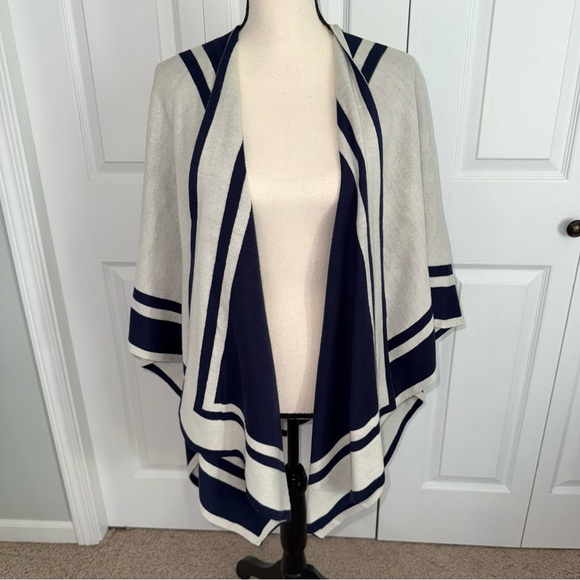 Lauren Ralph Lauren Luxurious Navy and Cream Reversible Sweater Wrap Poncho - Picture 2 of 9